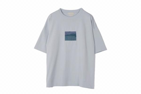 yoke ポップアップ限定 刺繍 Tシャツ YOKE | EMBROIDERED T-SHIRT(MIST BLUE) | 刺繍TEE(ミストブルー