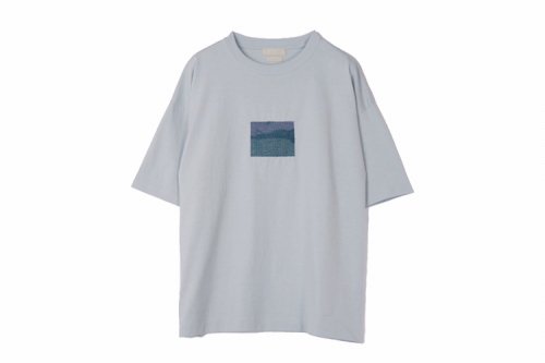 <img class='new_mark_img1' src='https://img.shop-pro.jp/img/new/icons2.gif' style='border:none;display:inline;margin:0px;padding:0px;width:auto;' />YOKE / EMBROIDERED T-SHIRT(MIST BLUE)