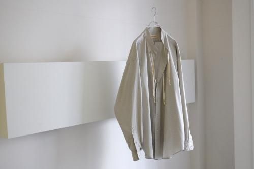 <img class='new_mark_img1' src='https://img.shop-pro.jp/img/new/icons47.gif' style='border:none;display:inline;margin:0px;padding:0px;width:auto;' />barbell object / tape shirt(DULL BEIGE)