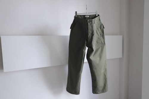 <img class='new_mark_img1' src='https://img.shop-pro.jp/img/new/icons2.gif' style='border:none;display:inline;margin:0px;padding:0px;width:auto;' />INTRIM / ORGANIC COTTON HBT TWILL BAKER PANTS(OLIVE)