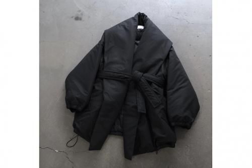 <img class='new_mark_img1' src='https://img.shop-pro.jp/img/new/icons2.gif' style='border:none;display:inline;margin:0px;padding:0px;width:auto;' />ALAYA / Puffy Wrap Half Coat(BLACK)