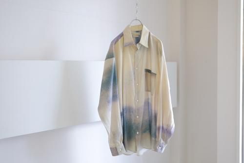 <img class='new_mark_img1' src='https://img.shop-pro.jp/img/new/icons2.gif' style='border:none;display:inline;margin:0px;padding:0px;width:auto;' />YOKE / LANDSCAPE PRINTED REGULAR COLLAR SHIRT(IVORY)
