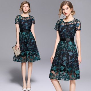グリーンの花柄刺繍がエレガントなAラインのタイトドレス