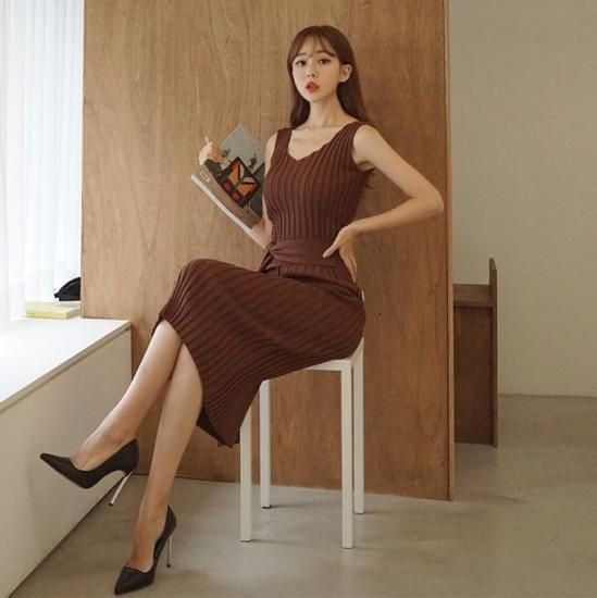 デートや同伴に 細見せリブのボディコンでカジュアルセクシーなノースリーブのロングワンピース 2色