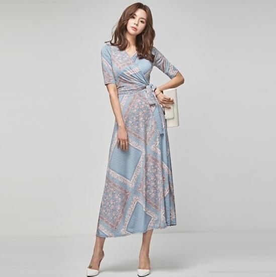 清楚カラーのスカーフ柄がおしゃれ カシュクールの袖ありロングワンピース 清楚カラーのスカーフ柄がおしゃれ カシュクールの袖ありロングワンピース