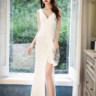 高見え抜群な白ドレス ボリューミーなアシメフリルのマキシ丈ノースリーブタイトドレス