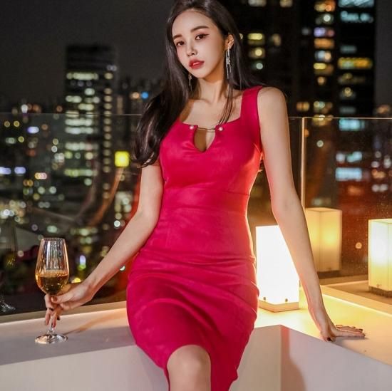 デートや同伴にもおすすめ パール付き谷間見せが色っぽいノースリーブの膝丈タイトドレス ワンピース 2色