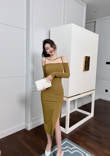 個性的でセクシーなオフショルダーのロング丈長袖スリットタイト