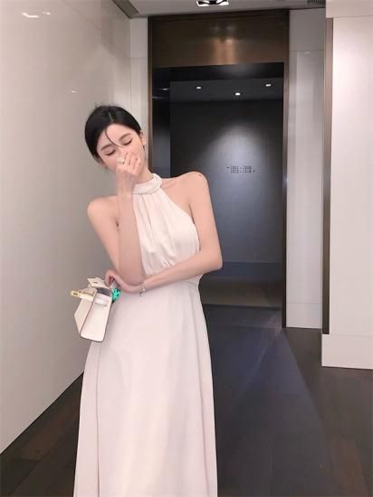 特別感のある人気デザイン 大人フェミニンなホルターネックの 特別感のある人気デザイン 大人フェミニンなホルターネックの