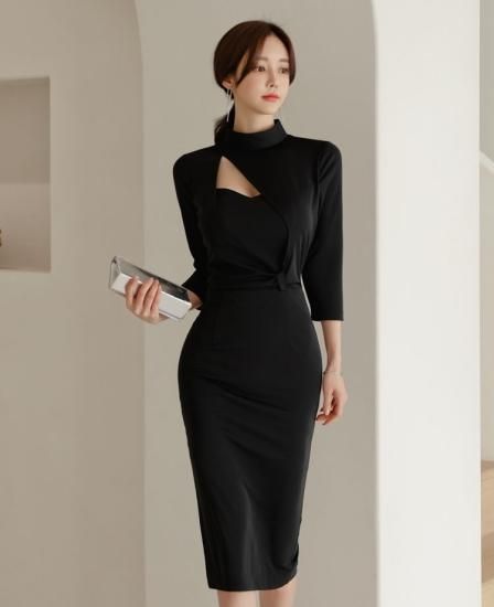 胸元チラ見せがセクシー スタンドカラーの膝丈袖ありタイト黒