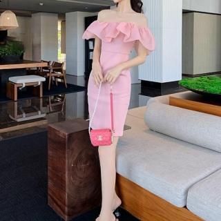 <img class='new_mark_img1' src='https://img.shop-pro.jp/img/new/icons14.gif' style='border:none;display:inline;margin:0px;padding:0px;width:auto;' />フリルがエレガントなオフショルタイトワンピース ピンク