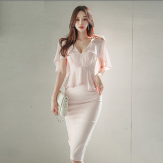 <img class='new_mark_img1' src='https://img.shop-pro.jp/img/new/icons14.gif' style='border:none;display:inline;margin:0px;padding:0px;width:auto;' />ペプラムフリルがかわいいケープ風膝丈タイトドレス ワンピース