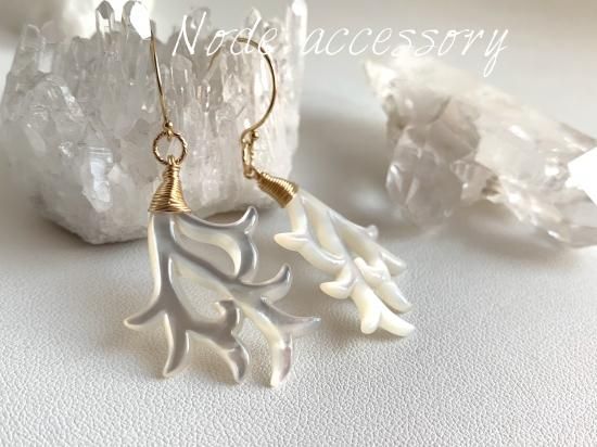 マザーオブパール×クリスタル ラウンジカービングピアス マザーオブパール×クリスタル ラウンジカービングピアス