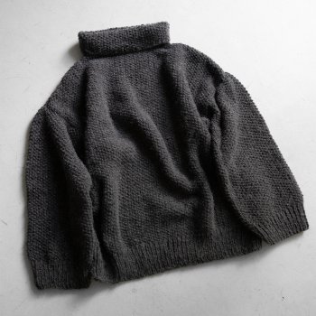 <img class='new_mark_img1' src='https://img.shop-pro.jp/img/new/icons14.gif' style='border:none;display:inline;margin:0px;padding:0px;width:auto;' />SEEALL / HAND OVERSIZED HIGH NECK SWEATER 