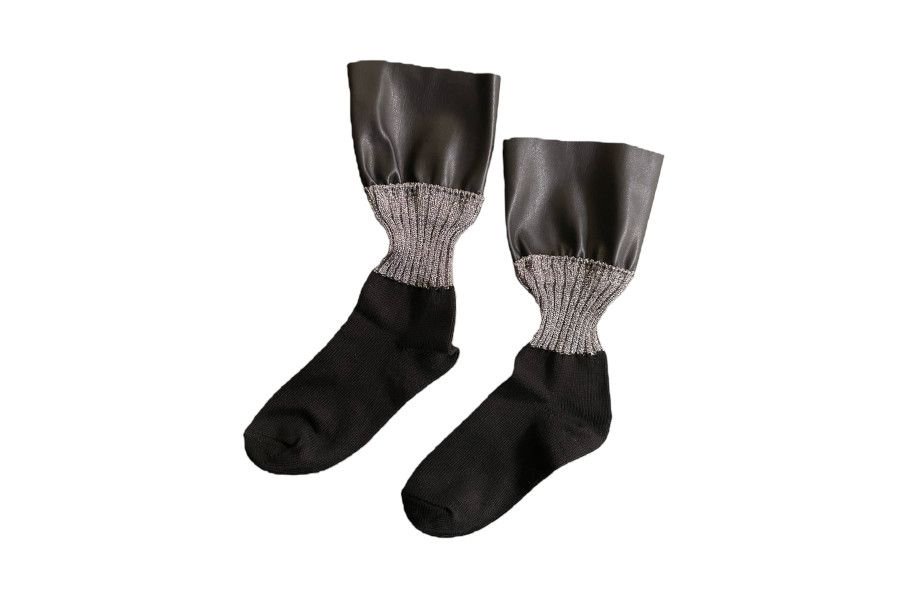 LAME COLORED BLOCKED FAUX LEATHER SOCKS<br>SILVER×BLACK<img class='new_mark_img2' src='https://img.shop-pro.jp/img/new/icons5.gif' style='border:none;display:inline;margin:0px;padding:0px;width:auto;' />