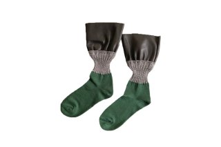 LAME COLORED BLOCKED FAUX LEATHER SOCKS<br>SILVER×GREEN<img class='new_mark_img2' src='https://img.shop-pro.jp/img/new/icons5.gif' style='border:none;display:inline;margin:0px;padding:0px;width:auto;' />の商品画像