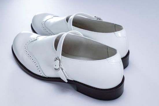 round strap shoes - SUNAOKUWAHARA ONLINE STORE