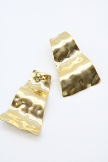 gold wave plate pierced earrings