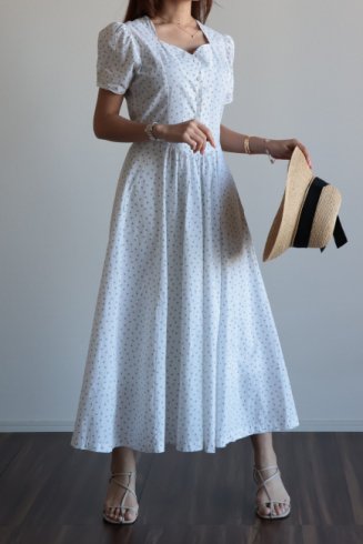 <img class='new_mark_img1' src='https://img.shop-pro.jp/img/new/icons56.gif' style='border:none;display:inline;margin:0px;padding:0px;width:auto;' />heart cut neck floral flare dress / white