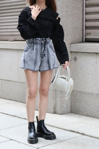 high waist cut off denim short pants / chemical black