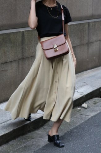 <img class='new_mark_img1' src='https://img.shop-pro.jp/img/new/icons20.gif' style='border:none;display:inline;margin:0px;padding:0px;width:auto;' />front tuck button down flare rayon skirt / beige