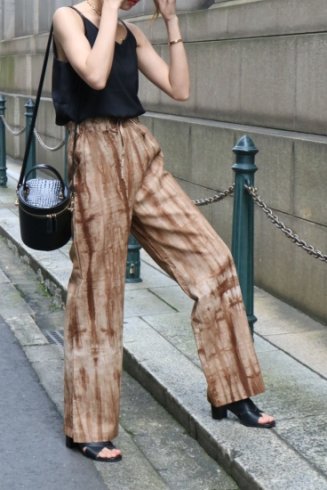 <img class='new_mark_img1' src='https://img.shop-pro.jp/img/new/icons20.gif' style='border:none;display:inline;margin:0px;padding:0px;width:auto;' />side slit tie-dye easy pants / brown