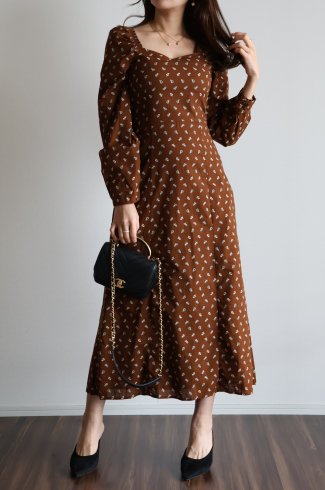 <img class='new_mark_img1' src='https://img.shop-pro.jp/img/new/icons56.gif' style='border:none;display:inline;margin:0px;padding:0px;width:auto;' />square neck shirring switch floral flare dress / brown