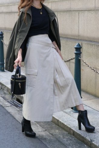 <img class='new_mark_img1' src='https://img.shop-pro.jp/img/new/icons20.gif' style='border:none;display:inline;margin:0px;padding:0px;width:auto;' />side pleats asymmetry wrap skirt / beige