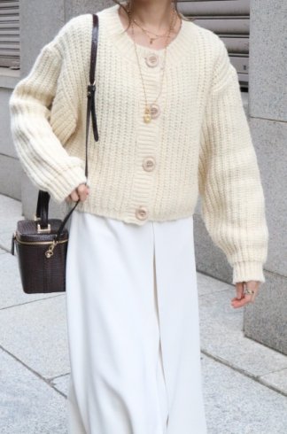 <img class='new_mark_img1' src='https://img.shop-pro.jp/img/new/icons20.gif' style='border:none;display:inline;margin:0px;padding:0px;width:auto;' />marble button volume sleeves short knit cardigan / ivory