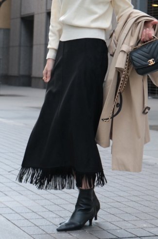 <img class='new_mark_img1' src='https://img.shop-pro.jp/img/new/icons57.gif' style='border:none;display:inline;margin:0px;padding:0px;width:auto;' />fringe piping suede trapeze skirt / black
