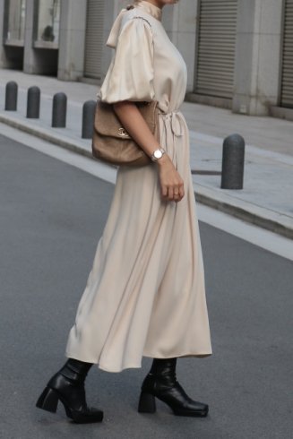 <img class='new_mark_img1' src='https://img.shop-pro.jp/img/new/icons57.gif' style='border:none;display:inline;margin:0px;padding:0px;width:auto;' />stand satin collar puff sleeves long sack dress / beige