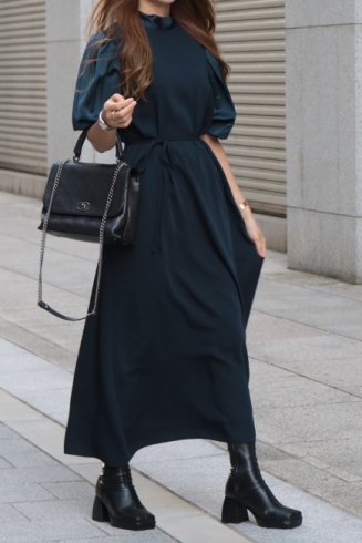 <img class='new_mark_img1' src='https://img.shop-pro.jp/img/new/icons57.gif' style='border:none;display:inline;margin:0px;padding:0px;width:auto;' />stand satin collar puff sleeves long sack dress / navy