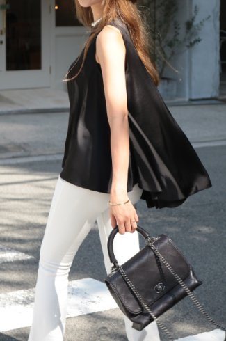 silky touch fishtail flare tops / black