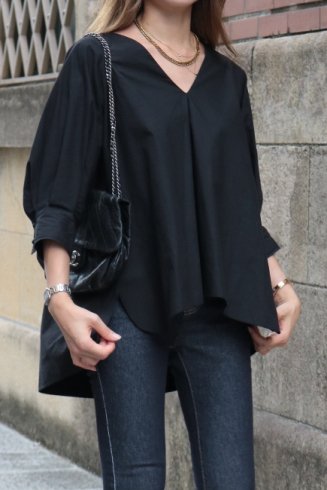 V neck balloon sleeves inverted pleats tunic blouse / black