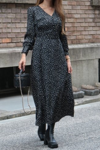 V neck dot pattern high waist dress / black