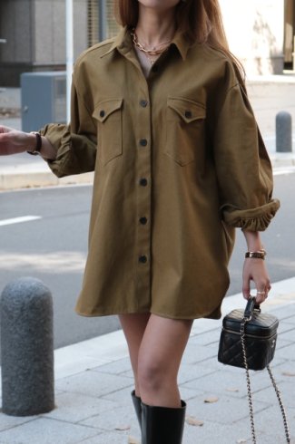 <img class='new_mark_img1' src='https://img.shop-pro.jp/img/new/icons14.gif' style='border:none;display:inline;margin:0px;padding:0px;width:auto;' />balloon sleeves fishtail over work shirt / khaki