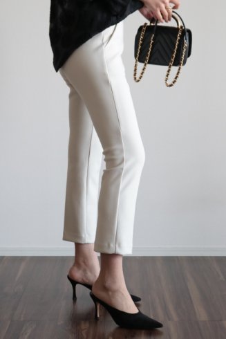 <img class='new_mark_img1' src='https://img.shop-pro.jp/img/new/icons14.gif' style='border:none;display:inline;margin:0px;padding:0px;width:auto;' />center press stretch cropped pants / off white