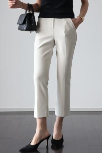 <img class='new_mark_img1' src='https://img.shop-pro.jp/img/new/icons56.gif' style='border:none;display:inline;margin:0px;padding:0px;width:auto;' />center press stretch cropped pants / off white