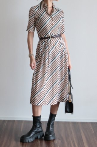 <img class='new_mark_img1' src='https://img.shop-pro.jp/img/new/icons14.gif' style='border:none;display:inline;margin:0px;padding:0px;width:auto;' />【vintage】chevron stripe shirt dress