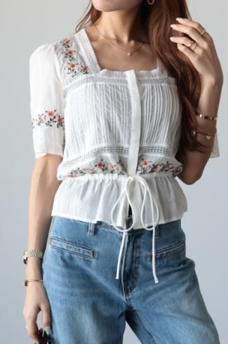 <img class='new_mark_img1' src='https://img.shop-pro.jp/img/new/icons56.gif' style='border:none;display:inline;margin:0px;padding:0px;width:auto;' />floral embroidery square neck blouse