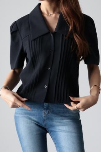 <img class='new_mark_img1' src='https://img.shop-pro.jp/img/new/icons56.gif' style='border:none;display:inline;margin:0px;padding:0px;width:auto;' />chelsea collar pleats blouse / navy