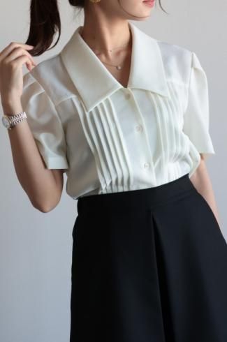 <img class='new_mark_img1' src='https://img.shop-pro.jp/img/new/icons56.gif' style='border:none;display:inline;margin:0px;padding:0px;width:auto;' />chelsea collar pleats blouse / white