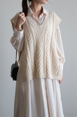 <img class='new_mark_img1' src='https://img.shop-pro.jp/img/new/icons14.gif' style='border:none;display:inline;margin:0px;padding:0px;width:auto;' />V neck cable knit vest / ivory