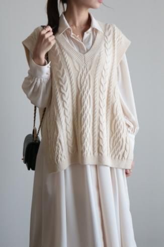 V neck cable knit vest / ivory