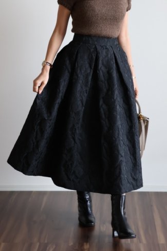 floral embroidery tuck pleats skirt / black