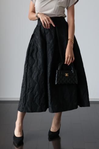 floral embroidery tuck pleats skirt / black