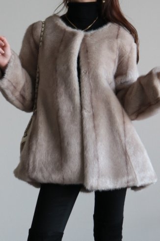 <img class='new_mark_img1' src='https://img.shop-pro.jp/img/new/icons56.gif' style='border:none;display:inline;margin:0px;padding:0px;width:auto;' />back gather pleats eco fur short coat / beige
