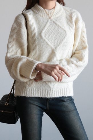 crew neck cable neck knit sweater / ivory