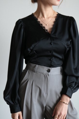 <img class='new_mark_img1' src='https://img.shop-pro.jp/img/new/icons14.gif' style='border:none;display:inline;margin:0px;padding:0px;width:auto;' />lace piping balloon sleeves blouse / black