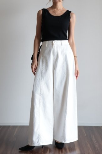 <img class='new_mark_img1' src='https://img.shop-pro.jp/img/new/icons14.gif' style='border:none;display:inline;margin:0px;padding:0px;width:auto;' />side tuck super wide denim pants / white